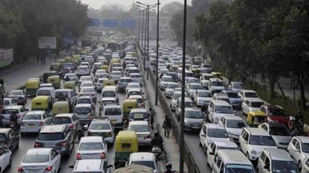 Vehicles move slowly at a traffic intersection after the end of a two-week experiment to reduce the number of cars to fight pollution in in New Delhi.(AP FIle Photo)