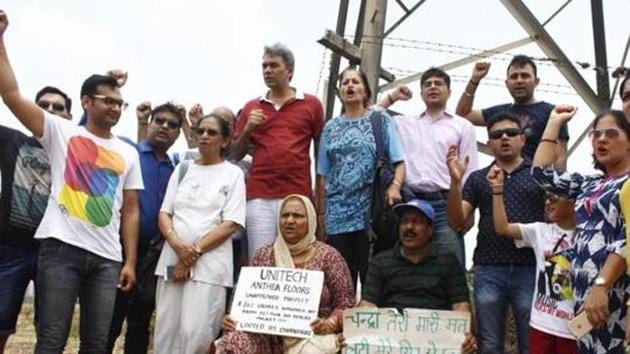 Buyers of Unitech Anthea floors hold a protest at the project site in sector 70, in Gurugram. (HT File Photo) Buyers of Unitech Anthea floors hold a protest at the project site in sector 70, in Gurugram. (HT File Photo)