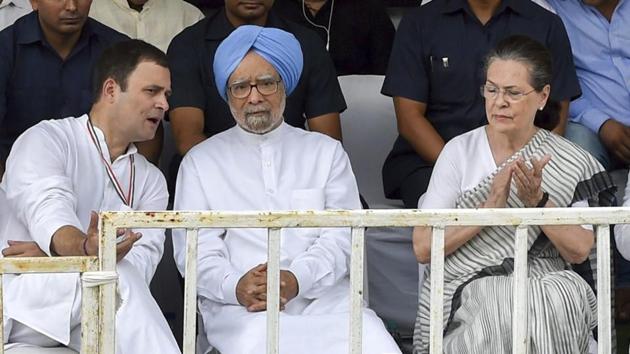 Former Congress president Sonia Gandhi, former prime minister Manmohan Singh, Congress president Rahul Gandhi and others during 'Bharat Bandh' protest against fuel price hike and depreciation of the rupee, in New Delhi.(AP Photo)