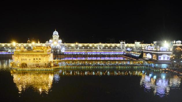 A splendid view of the illuminated Golden Temple. (sameer sehgal/ht)