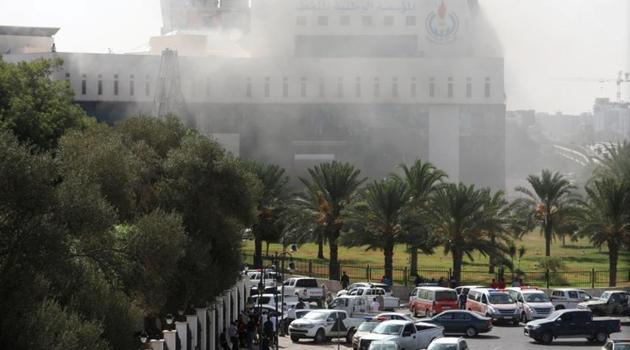 Smoke rises form the headquarters of Libyan state oil firm National Oil Corporation (NOC) after three masked persons attacked it in Tripoli, Libya September 10, 2018. (REUTERS File Photo) Smoke rises form the headquarters of Libyan state oil firm National Oil Corporation (NOC) after three masked persons attacked it in Tripoli, Libya September 10, 2018. (REUTERS File Photo)