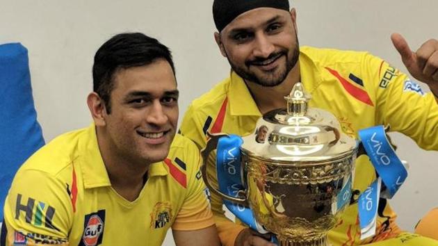 MS Dhoni and Harbhajan Singh pose with the Indian Premier League (IPL) 2018 trophy.(Twitter)