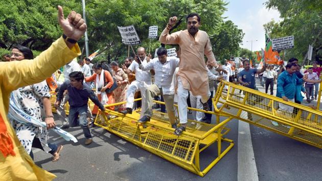 Bharatiya Janata Party (BJP) workers and supporters protest against the safety of workers who work inside sewer lines near chief minister Arvind Kejriwal’s residence in Civil lines in New Delhi. (Sushil Kumar / HT Photo) Bharatiya Janata Party (BJP) workers and supporters protest against the safety of workers who work inside sewer lines near chief minister Arvind Kejriwal’s residence in Civil lines in New Delhi. (Sushil Kumar / HT Photo)