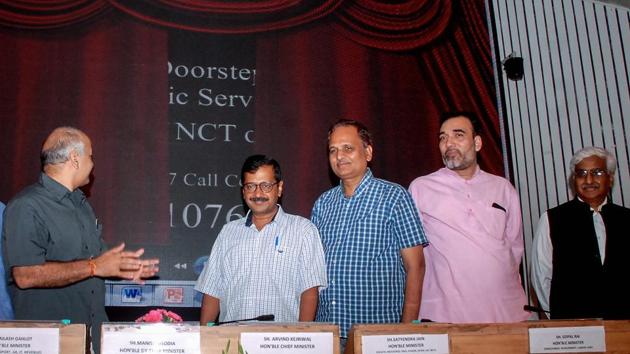 Delhi chief minister Arvind Kejriwal and deputy CM Manish Sisodia at the launch of the doorstep service delivery scheme in New Delhi.(PTI)
