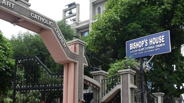 Indian media persons gather around police vehicle in front of Bishop's house to cover the Kerala state police investigation in relation to bishop Franco Mulakkal alleged sexual assault to a nun, in Jalandhar on August 13, 2018. (Photo by SHAMMI MEHRA / AFP)(AFP)