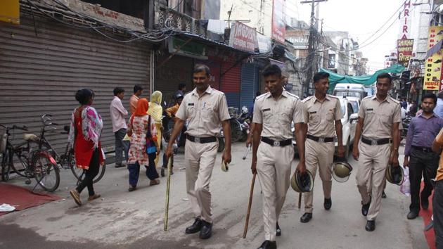 Police personnel keep vigil during Monday’s Bharat Bandh, in Gurugram. (Yogendra Kumar/HT Photo) Police personnel keep vigil during Monday’s Bharat Bandh, in Gurugram. (Yogendra Kumar/HT Photo)