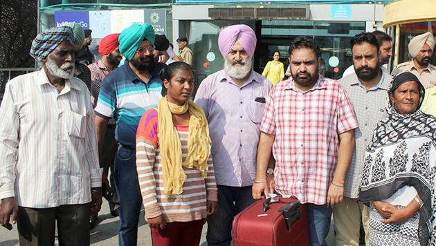 Parveen Rani with her mother Simarjit Kaur, father Joginder Singh and other family members at Sri Guru Ram Dass Jee International Airport in Amritsar on Monday.(HT Photo)