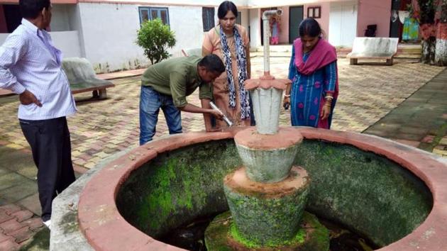 The health department team found dengue and chikungunya larvae at RIMS hospital premises in Ranchi on Monday. (HT Photo) The health department team found dengue and chikungunya larvae at RIMS hospital premises in Ranchi on Monday. (HT Photo)