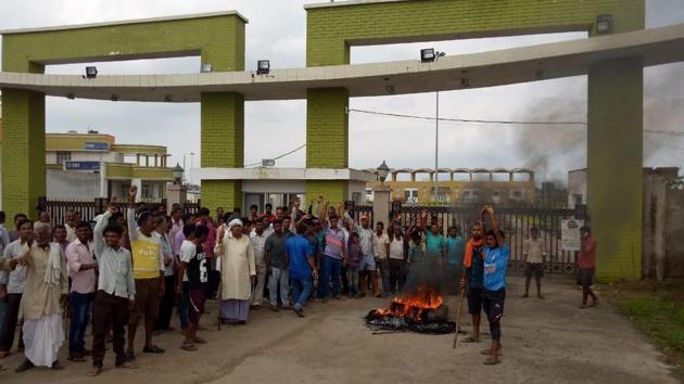 Villagers block the township of the Bharatiya Rail Bijlee Company Limited over lack of power supply, in Aurangabad, Bihar, on Sunday. (HT Photo) Villagers block the township of the Bharatiya Rail Bijlee Company Limited over lack of power supply, in Aurangabad, Bihar, on Sunday. (HT Photo)