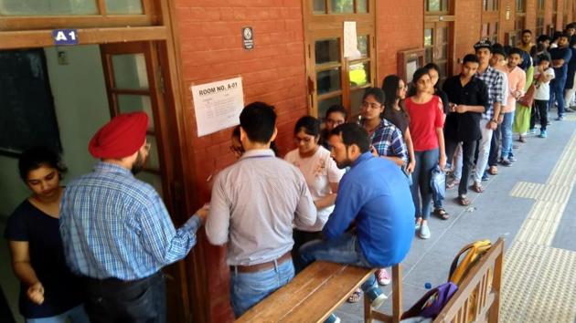 Students queue up to cast their votes for DUSU election at Hans Raj college in New Delhi on Wednesday.(Sushil Kumar/HT photo)