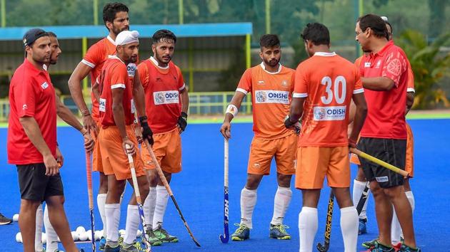 File picture of Harendra Singh with the Indian hockey players(PTI)