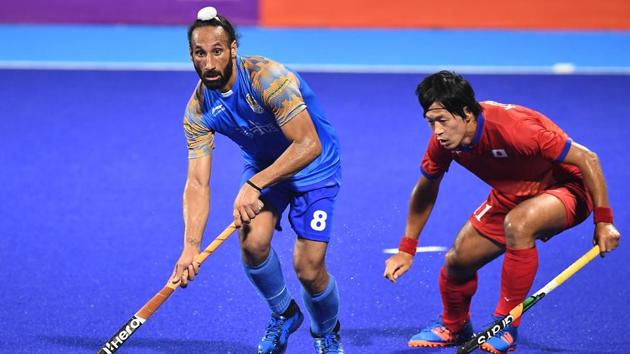 Sardar Singh of India #8 fights for the ball against Kenji Kitazato of Japan #11 during Men's Hockey Pool A Preliminary Round match between Japan and India on day six of the Asian Games on August 24, 2018 in Jakarta, Indonesia.(Getty Images)