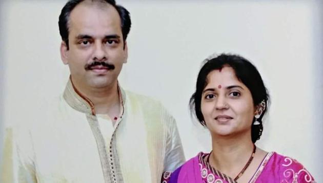 Kunal Trivedi and wife Kavita. Trivedi allegedly killed his wife and teenage daughter before hanging himself.(HT Photo)