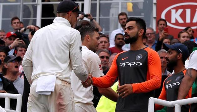 Joe Root and Virat Kohli shake hands at the end of the fifth Test at the Oval on Tuesday.(REUTERS) Joe Root and Virat Kohli shake hands at the end of the fifth Test at the Oval on Tuesday.(REUTERS)