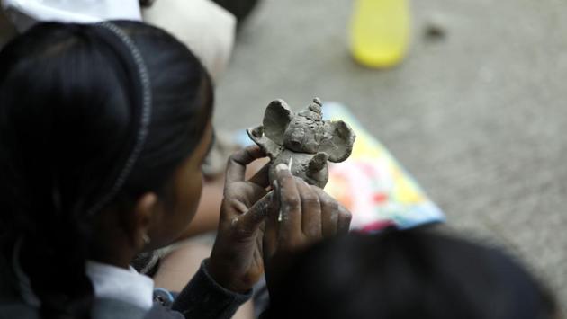 The students in process of making ecofriendly idols made up with clay at City International school, Satara for Ganeshotsav in Pune. (RAHUL RAUT/HT PHOTO) The students in process of making ecofriendly idols made up with clay at City International school, Satara for Ganeshotsav in Pune. (RAHUL RAUT/HT PHOTO)