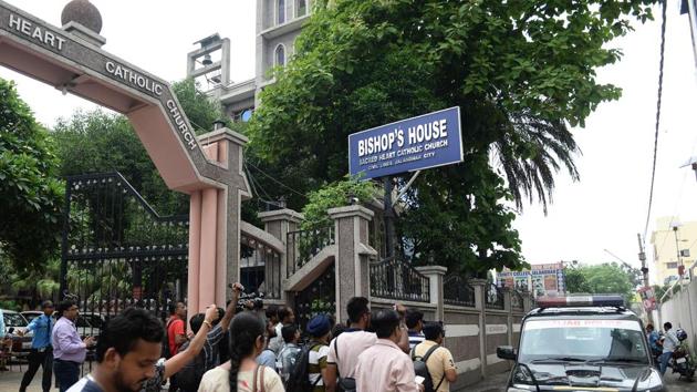 Media persons gather around police vehicle in front of Bishop's house to cover the Kerala state police investigation in relation to bishop Franco Mulakkal alleged sexual assault on a nun, in Jalandhar on August 13.(AFP File Photo)