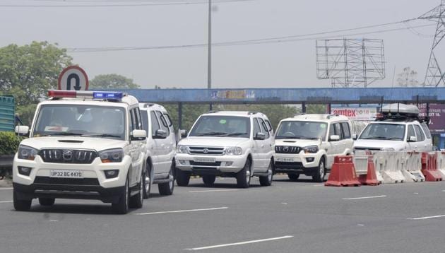 The channelisation will be done in a funnel-shape so that vehicles going towards Noida expressway or Film City can enter the segregated lane without disturbing vehicles in other lanes.(HT File Photo)