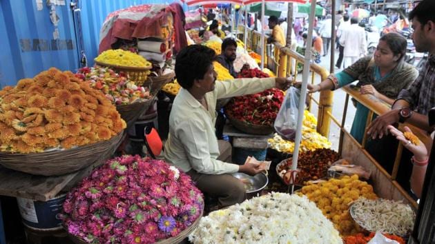 People purchasing flowers ahead of Ganeshotsav at Mandai in Pune. (Ht PHOTO) 