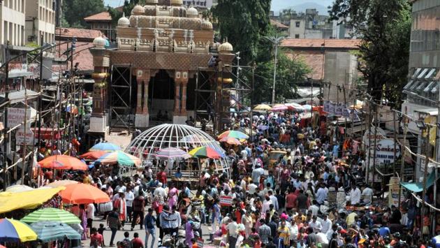 A large number of people are seen around the Dagdusheth Ganpati pandal at Mandai in Pune.  (Ht PHOTO) 