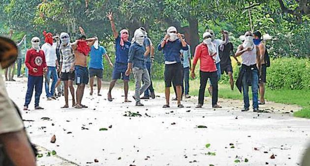 Students indulging in stone pelting on BHU campus . (Rakesh Kumar/HT Photo) Students indulging in stone pelting on BHU campus . (Rakesh Kumar/HT Photo)