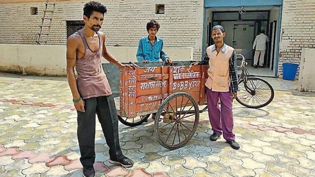 The ‘rickshaw ambulance’ pullers in Ludhiana on Tuesday.(HT Photo)