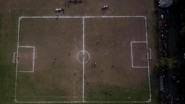 Of the 230 regional leagues recognized by the Argentine Football Association, only 68 have women’s teams. This is just one of the many disparities with men’s football. The most notable is financial: The best-paid contract in men’s first division is around $3 million a year. In contrast, women who play in their top category receive a travel voucher of $44. (Natacha Pisarenko / AP) Of the 230 regional leagues recognized by the Argentine Football Association, only 68 have women’s teams. This is just one of the many disparities with men’s football. The most notable is financial: The best-paid contract in men’s first division is around $3 million a year. In contrast, women who play in their top category receive a travel voucher of $44. (Natacha Pisarenko / AP)