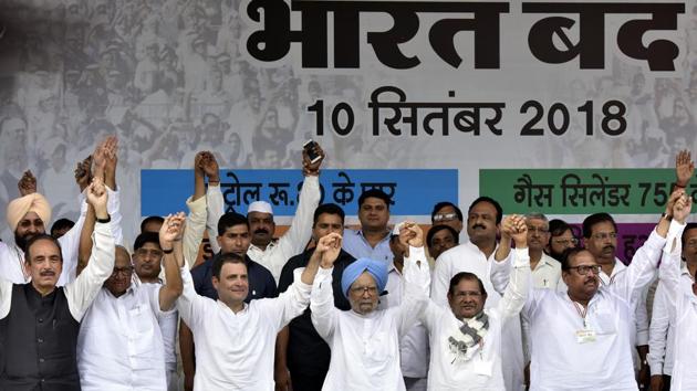 (L-R) Senior congress leader Ghulam Nabi Azad, NCP chief Sharad Pawar, Congress President Rahul Gandhi, former Prime Minister Manmohan Singh, Loktantrik Janata Dal leader Sharad Yadav and others raise their hands during ‘Bharat Bandh’ against fuel price hike and depreciation of the rupee outside Ramlila Maidan in New Delhi on September 11, 2018. (Sonu Mehta / HT Photo) 