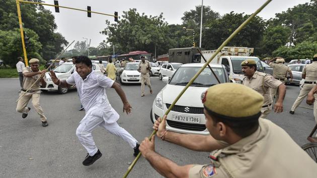 Policemen lathi-charge on members of Indian Youth Congress during a protest in New Delhi on September 10, 2018. (Ravi Choudhury / PTI) 