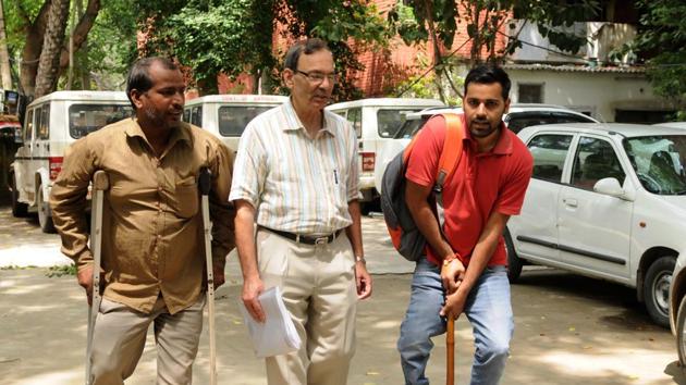 G R Malhotra(Centre), is a Gurugram-based social activist who helps differently-abled people build their lives again.(Parveen Kumar / HT Photo)