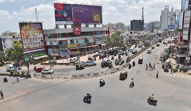 To address the issue of employees spending long hours on road to reach their workplace because of heavy traffic jam, from September 3, the traffic police had implementing one-way traffic plan and invited suggestions and objections from the residents. (HT Photo) To address the issue of employees spending long hours on road to reach their workplace because of heavy traffic jam, from September 3, the traffic police had implementing one-way traffic plan and invited suggestions and objections from the residents. (HT Photo)