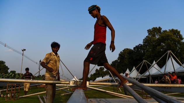 Labourers work at the lawns of Rajpath near India Gate in New Delhi on September 12, 2018. (Chandan Khanna / AFP) 