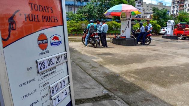 A board displays the petrol and diesel prices at a petrol pump as the fuel prices soar, in Guwahati on August 28, 2018.(PTI)