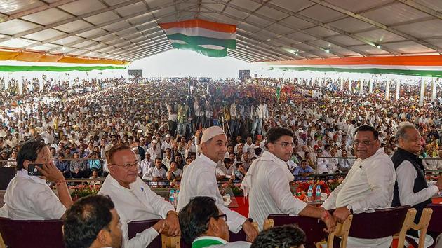 Rajasthan Congress chief Sachin Pilot, party senior leader Ashok Gehlot and other during Congress 'Sankalp' rally, Nagaur on September 12.(PTI Photo)