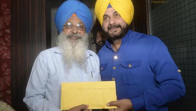 Punjab cabinet minister Navjot Singh Sidhu handing over the memo to Bhupinder Singh, assistant to Akal Takht jathedar Giani Gurbachan Singh in Amritsar. (HT Photo) Punjab cabinet minister Navjot Singh Sidhu handing over the memo to Bhupinder Singh, assistant to Akal Takht jathedar Giani Gurbachan Singh in Amritsar. (HT Photo)
