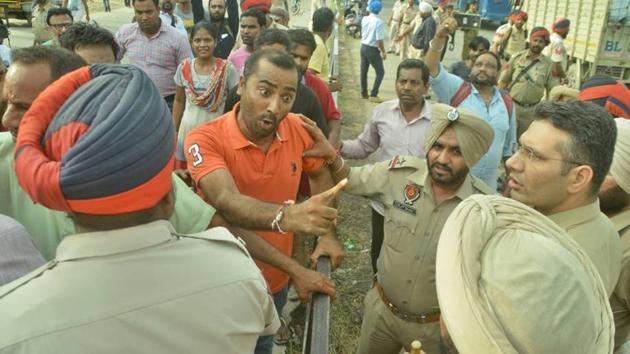 Relatives of the accident victims blocking the road and arguing with police near Basti Jodhewal Chowk in Ludhiana on Thursday. (HT Photo) Relatives of the accident victims blocking the road and arguing with police near Basti Jodhewal Chowk in Ludhiana on Thursday. (HT Photo)
