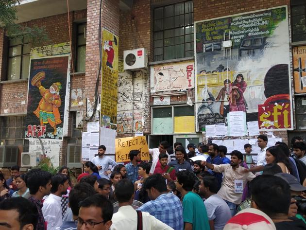 JNUSU Elections 2018: Jawaharlal Nehru University (JNU) students are voting on Friday in the students’ union polls.(HT Photo) JNUSU Elections 2018: Jawaharlal Nehru University (JNU) students are voting on Friday in the students’ union polls.(HT Photo)