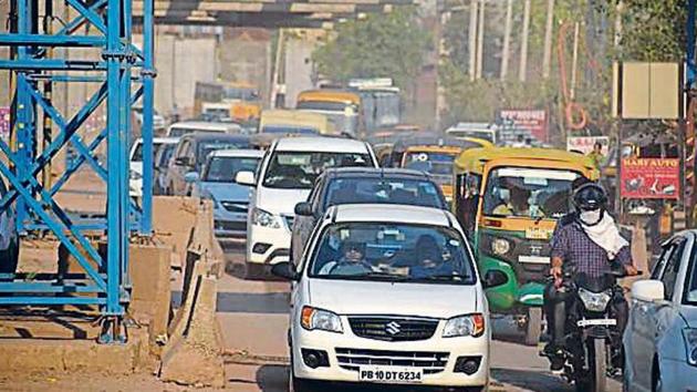 Heavy traffic flow on the Chandigarh-Kharar highway is obstructing the flyover construction. (HT File) Heavy traffic flow on the Chandigarh-Kharar highway is obstructing the flyover construction. (HT File)