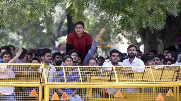 Around 1pm, supporters of all political groups — Congress’ student wing NSUI, RSS-affiliated ABVP and the newly formed alliance of Left-backed AISA with Aam Aadmi Party’s youth wing CYSS — started raising slogans against the administration for allegedly ‘tampering’ with the EVMs.(Sushil Kumar/HT Photo)