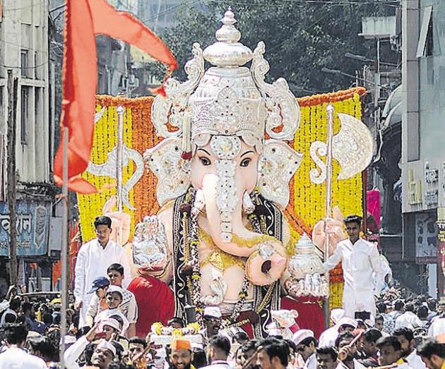 Tulsibag Ganpati mandal on Thursday, being installed as one of the ‘manache paanch’. (RAVINDRA JOSHI/HT PHOTO) 