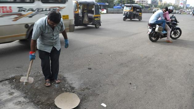 “The government needs to take responsibility and create better infrastructure,” urges Bilhore. He said that he has repaired 585 potholes, many of them alone; others with the help of volunteers who are inspired by his story. Bilhore has been featured in various articles and received several awards, earning him the nickname “pothole dada.” (Indranil Mukherjee / AFP)