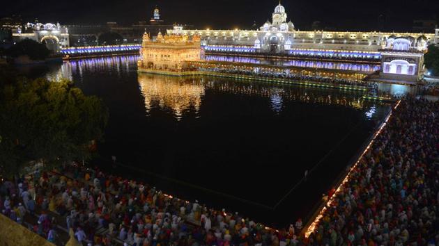 Sikh devotees pay respects on the occasion of the 414th anniversary of the installation of the Guru Granth Sahib at the Golden Temple in Amritsar, Punjab on September 10, 2018. (Narinder Nanu / AFP) 