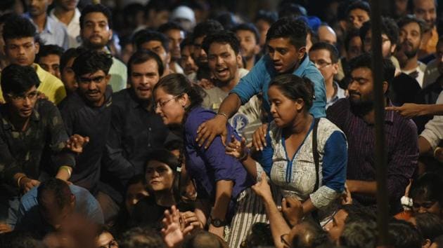 Supporters of different parties shout slogans in support of their candidates during the debate session for presidential elections, at Jawaharlal Nehru University. (Sanchit Khanna/HT Photo) Supporters of different parties shout slogans in support of their candidates during the debate session for presidential elections, at Jawaharlal Nehru University. (Sanchit Khanna/HT Photo)