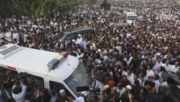 People attend funeral of Kulsoom Nawaz, wife of Pakistani jailed former minister of Pakistan Nawaz Sharif in Lahore.(AP File Photo)