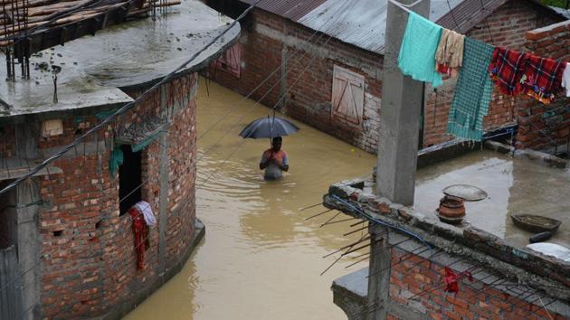 A man makes his way through floodwaters from the overflowing Panchanai River in Siliguri, West Bengal on September 10, 2018. (Diptendu Dutta / AFP) 