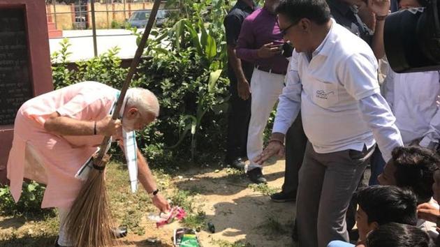 Prime Minister Narendra Modi sweeps the premises of Baba Sahib Ambedkar Higher Secondary School in Paharganj.(Narendra Modi/Twitter) Prime Minister Narendra Modi sweeps the premises of Baba Sahib Ambedkar Higher Secondary School in Paharganj.(Narendra Modi/Twitter)