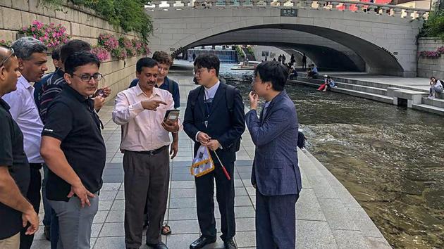 Chief minister Arvind Kejriwal, who signed the memorandum of understanding (MoU) with Seoul mayor Park Won-Soon in Seoul on Friday, sought cooperation from his South Korean counterpart, particularly seeking their expertise in dealing with transport and pollution.(PTI)