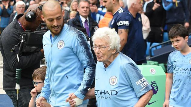 Manchester City's David Silva (L) holds the hand of 102-year-old mascot Vera Cohen.(AFP)