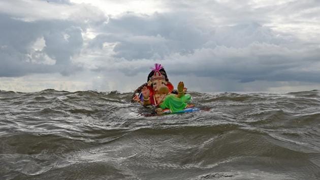 The city recorded 43,499 immersions in natural water bodies on the second day of Ganeshotsav on Friday . (Satyabrata Tripathy/HT Photo) The city recorded 43,499 immersions in natural water bodies on the second day of Ganeshotsav on Friday . (Satyabrata Tripathy/HT Photo)