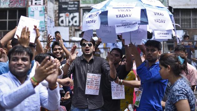 Members of the different student unions shout slogans in support of their candidates during Jawaharlal Nehru University (JNU) Students union elections, at the JNU campus, in New Delhi, India, on Friday, September 14, 2018. (Burhaan Kinu/HT PHOTO) Members of the different student unions shout slogans in support of their candidates during Jawaharlal Nehru University (JNU) Students union elections, at the JNU campus, in New Delhi, India, on Friday, September 14, 2018. (Burhaan Kinu/HT PHOTO)