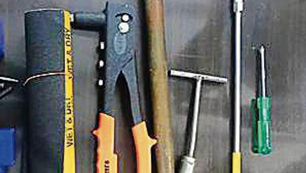 Police recovered tools that the two men used to change the chassis number of the cars. (HT Photo) Police recovered tools that the two men used to change the chassis number of the cars. (HT Photo)